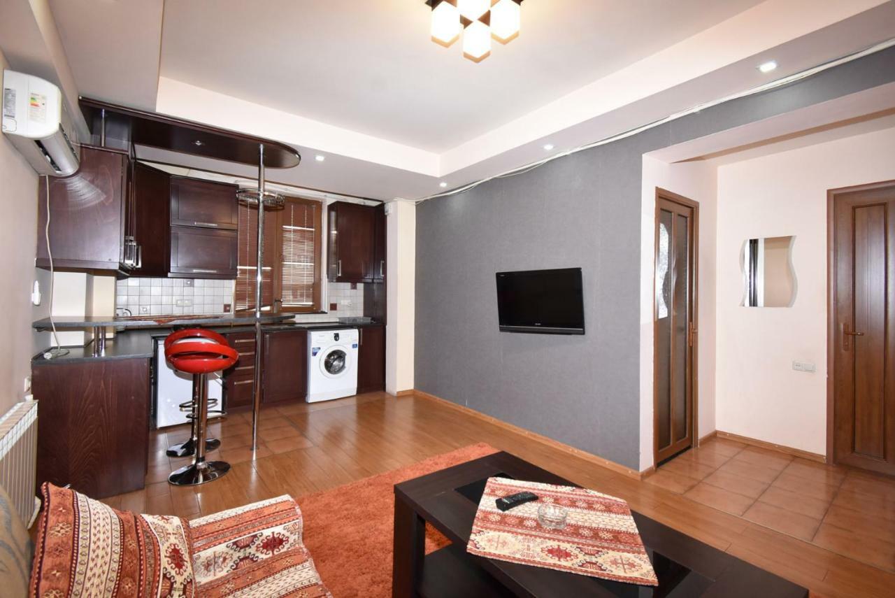 Apartments In Center Of Yerevan,Koghbatsi 1A Street 외부 사진